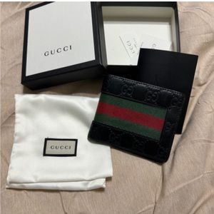 Men wallet. Look at the other post for clearer pictures